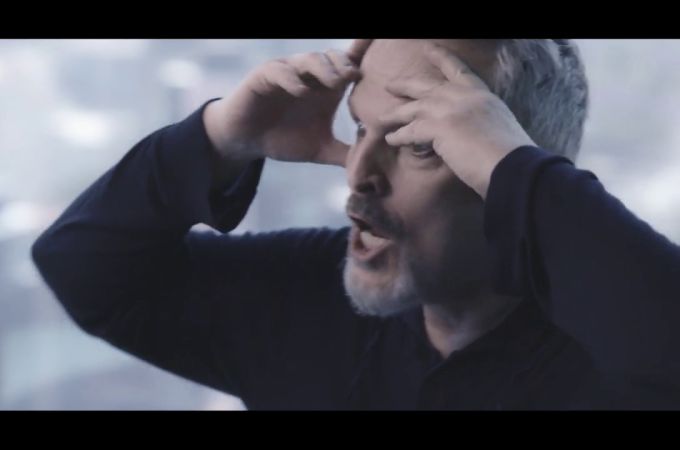 Las surrealistas reacciones de Miguel Bosé en plena entrevista que sorprenden a Jordi Évole: "¿Por qué haces eso?" Las surrealistas reacciones de Miguel Bosé en plena entrevista que sorprenden a Jordi Évole: "¿Por qué haces eso?"