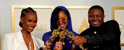 Tiana Thomas, H.E.R Y Dernst Emile II posando con el Oscar a Mejor Canción Tiana Thomas, H.E.R Y Dernst Emile II posando con el Oscar a Mejor Canción