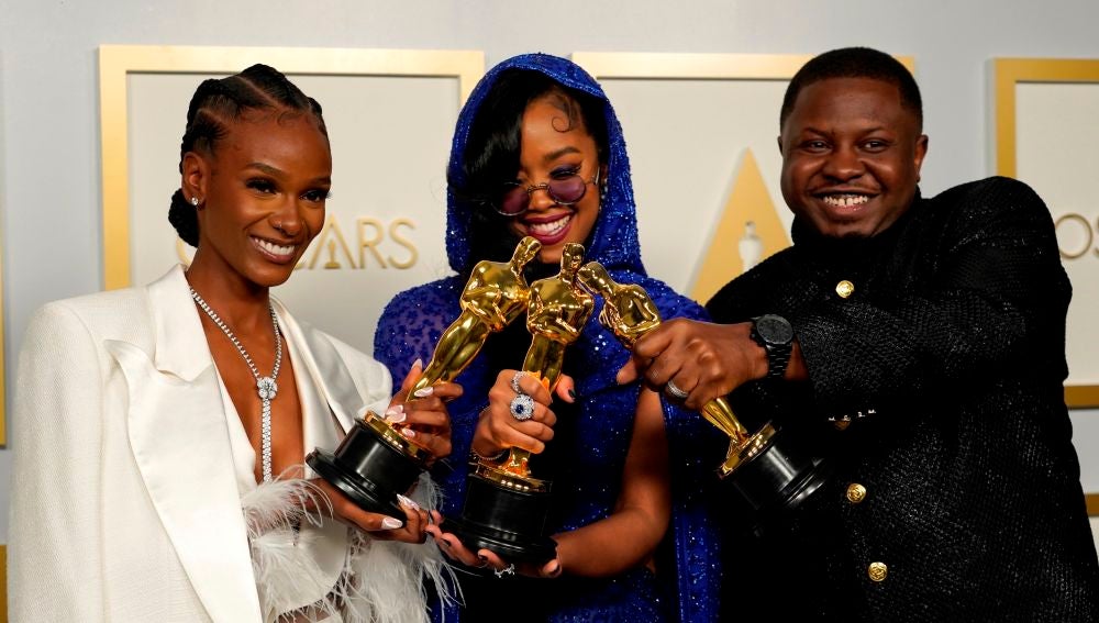 Tiana Thomas, H.E.R Y Dernst Emile II posando con el Oscar a Mejor Canción