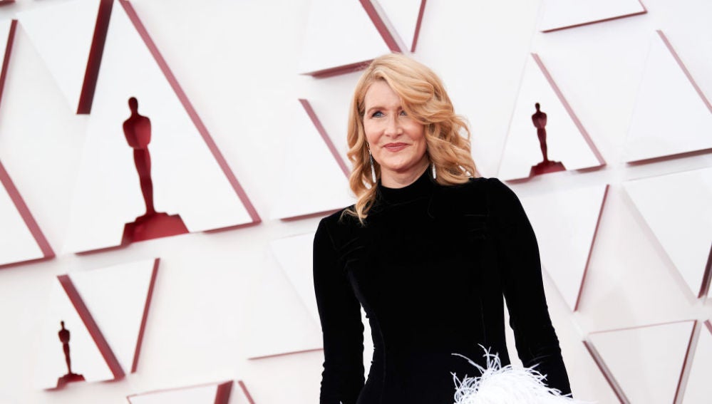Laura Dern en la gala de la alfombra roja de los Premios Oscar 2021