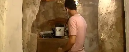 Andrés en la cueva que ha construido Andrés en la cueva que ha construido