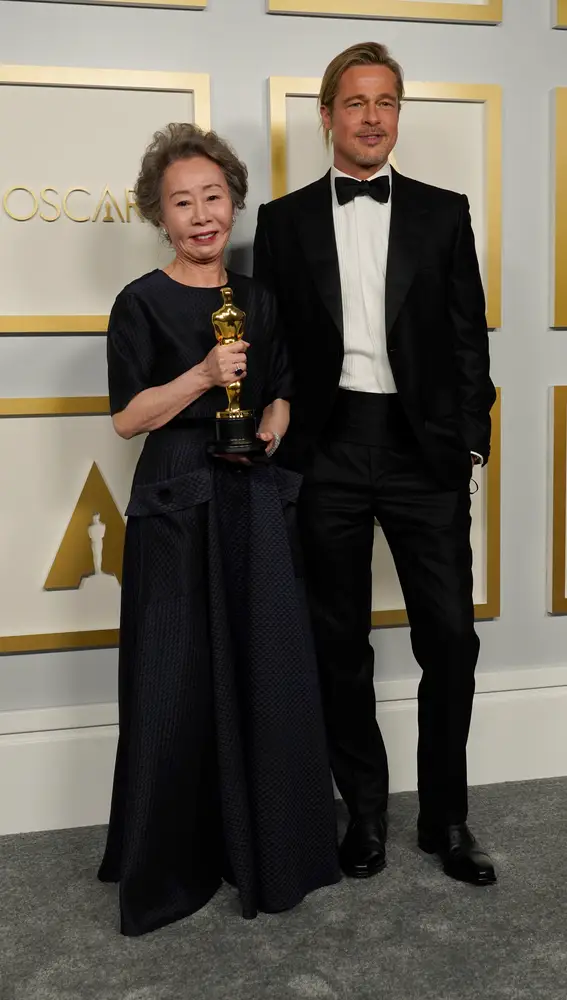 Brad Pitt y Youn Yuh-Jung, en la gala de los Oscar.