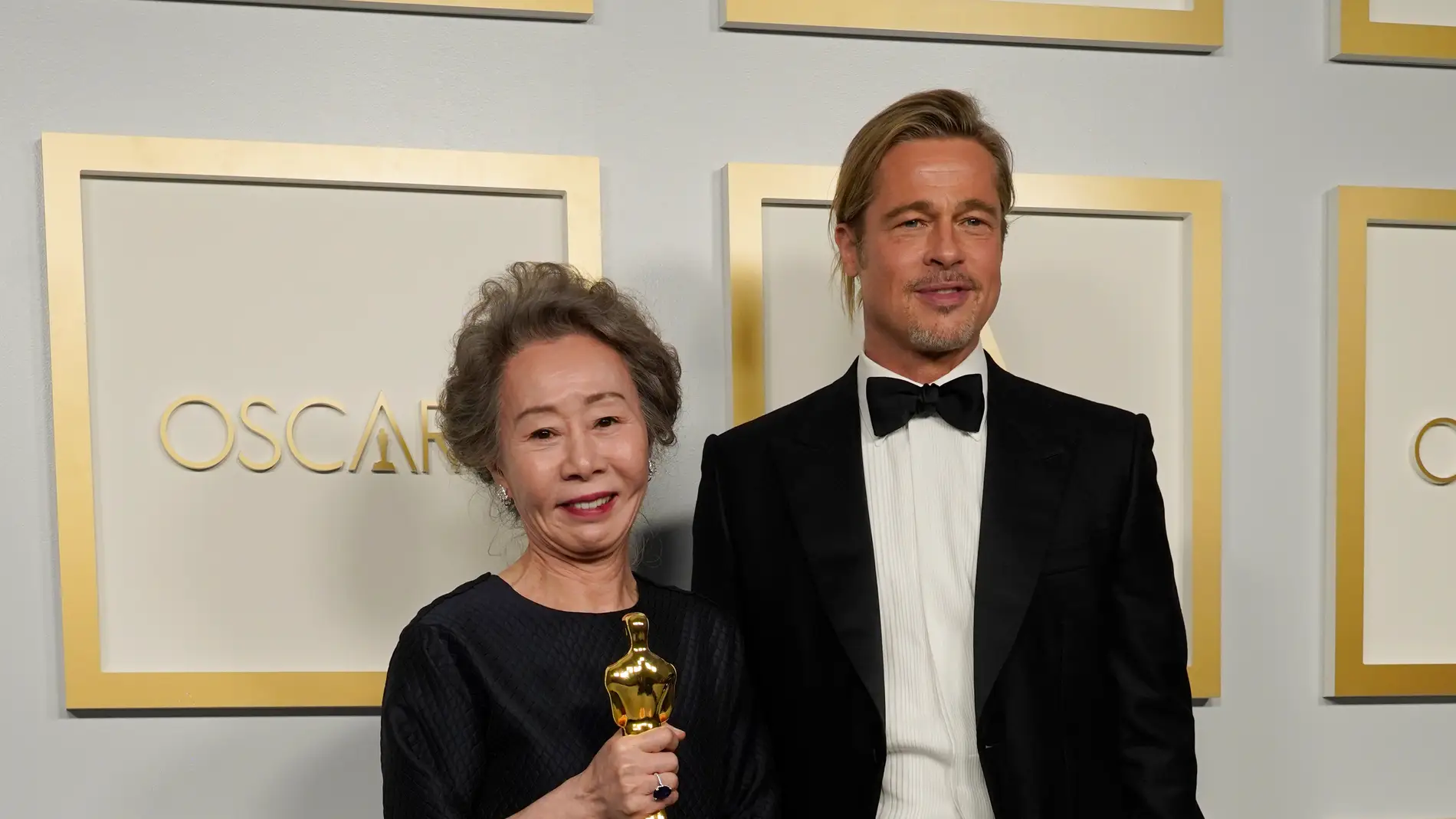 Brad Pitt y Youn Yuh-Jung, en la gala de los Oscar.