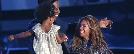 Cantantes y madres orgullosas: artistas que han subido a sus hijos al escenario Cantantes y madres orgullosas: artistas que han subido a sus hijos al escenario