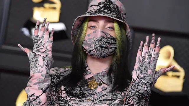 Billie Eilish enseña el tatuaje que dijo que nunca veríamos