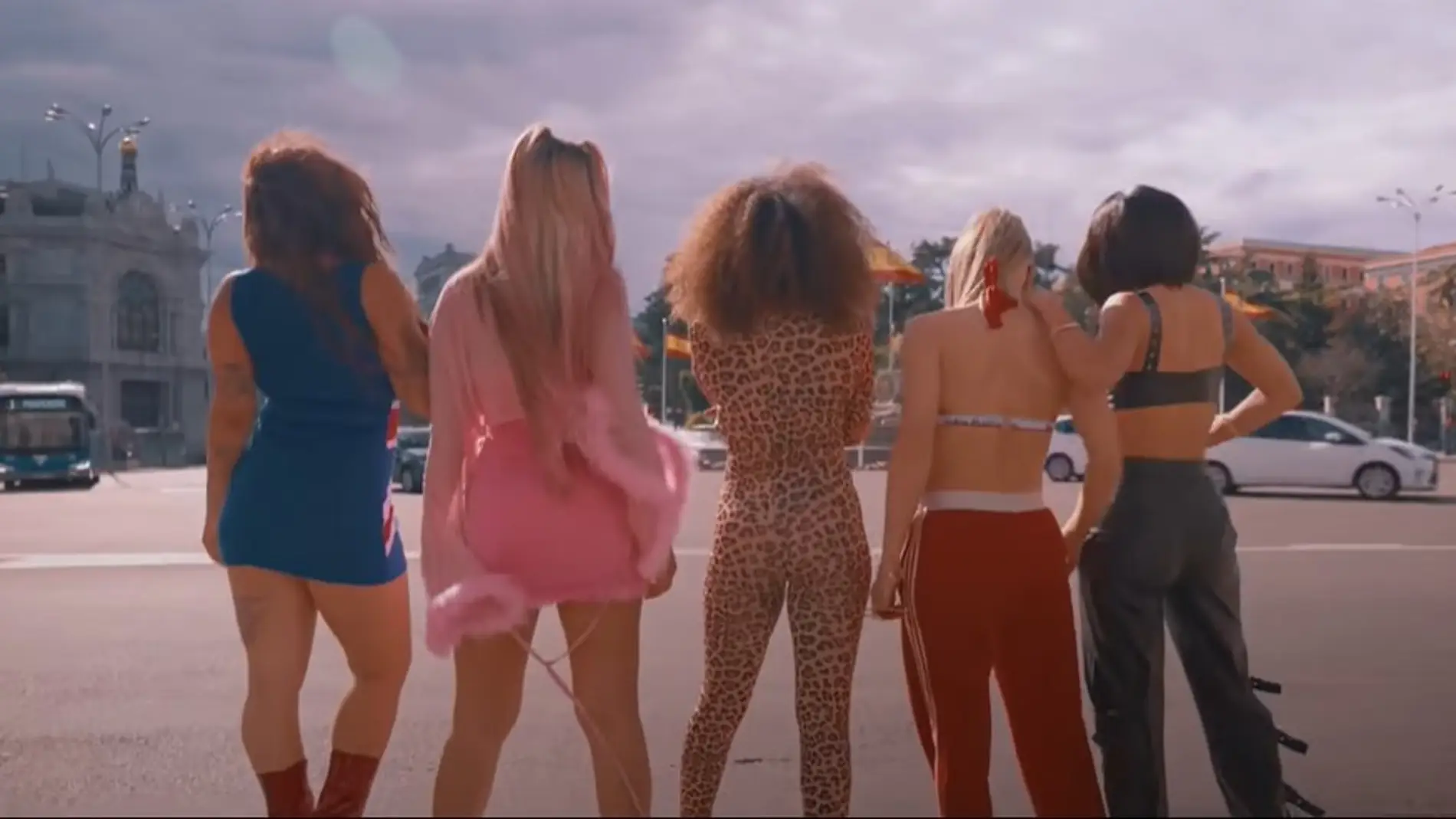 Lola Indigo y sus bailarinas en 'Spice Girls'.