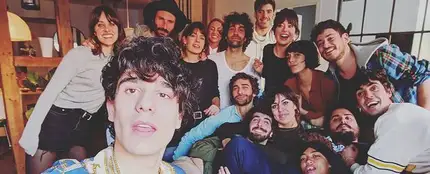 Los Javis en su casa con un grupo de amigos Los Javis en su casa con un grupo de amigos