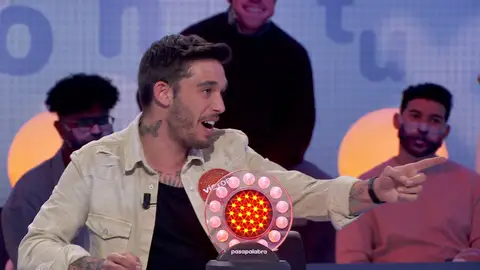 Víctor Elías se atreve a cantar para ganar a Willy Bárcenas: “Otro mes que no cobro” Víctor Elías se atreve a cantar para ganar a Willy Bárcenas: “Otro mes que no cobro”