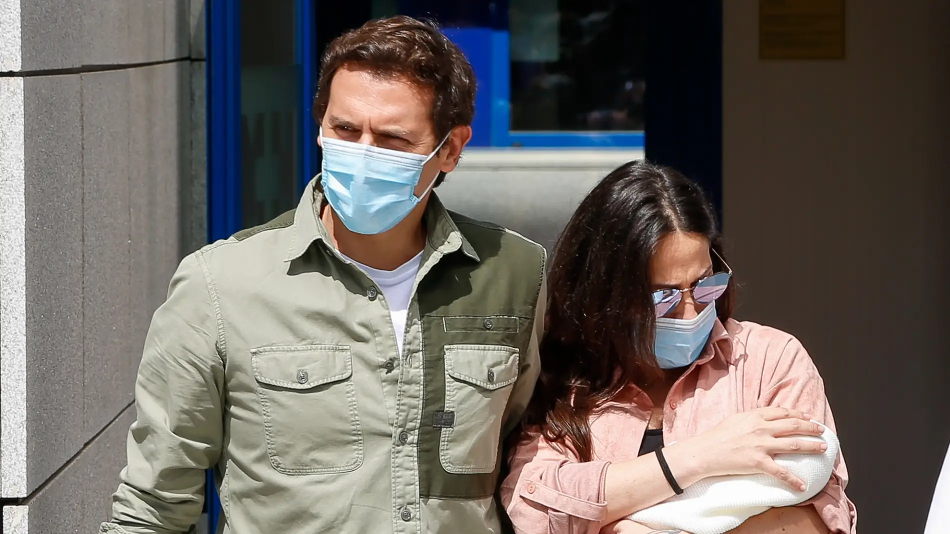 Malú y Albert Rivera salen del hospital con su hija Lucía title=