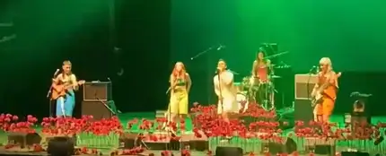 Historia de la música: el día que Dani Martín se puso un vestido blanco para cantar con Ginebras Historia de la música: el día que Dani Martín se puso un vestido blanco para cantar con Ginebras