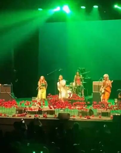 Historia de la música: el día que Dani Martín se puso un vestido blanco para cantar con Ginebras Historia de la música: el día que Dani Martín se puso un vestido blanco para cantar con Ginebras