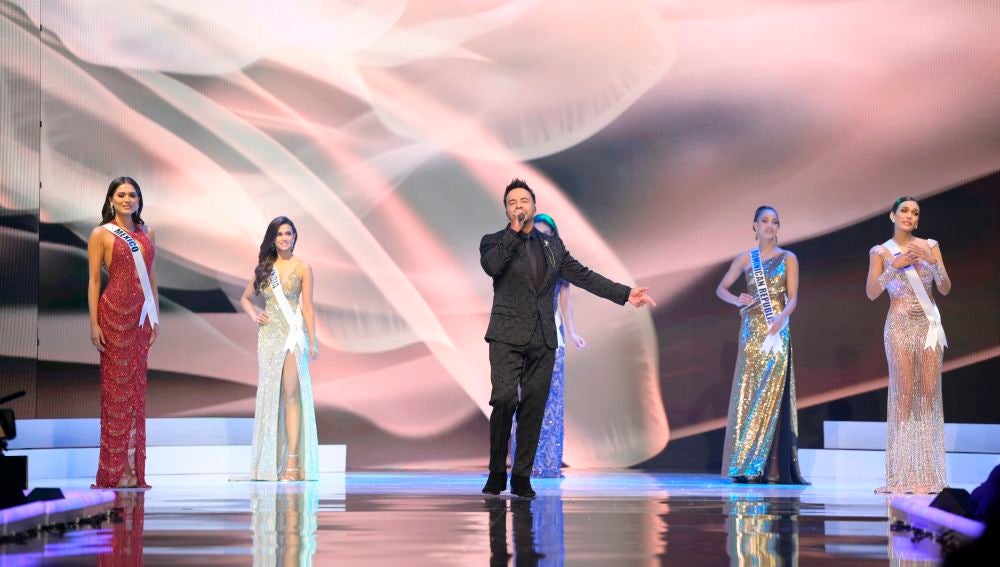 Luis Fonsi interpretando 'Vacío' en Miss Universo 2021