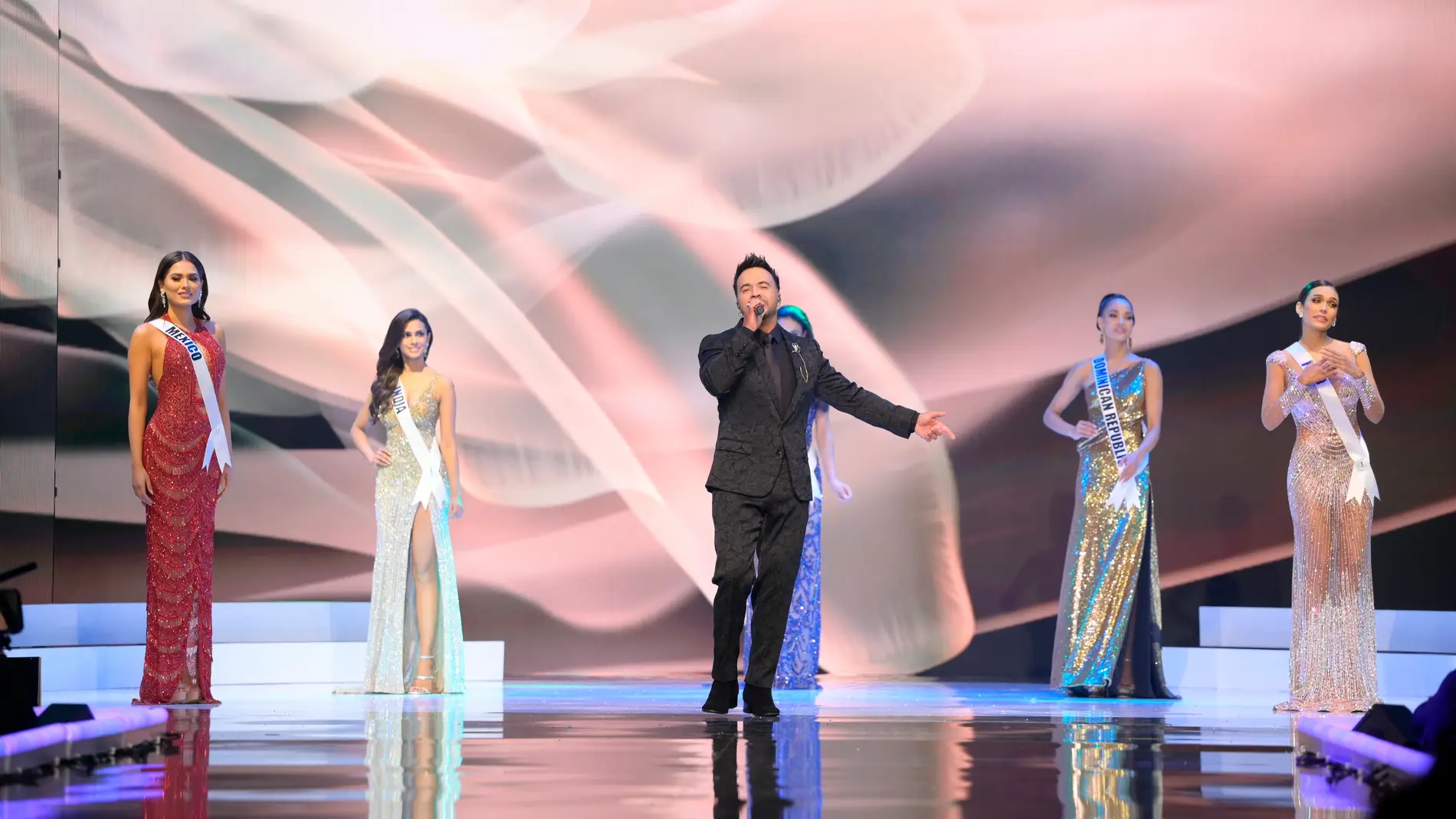 Luis Fonsi interpretando 'Vacío' en Miss Universo 2021