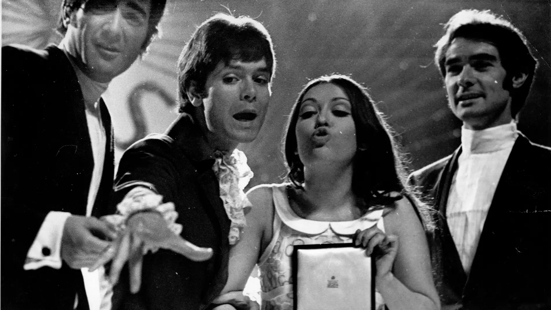 El grupo musical Dúo Dinámico (Manolo de la Calva y Ramón Arcusa) con la cantante Massiel durante el festival de Eurovisión en Londres 1968