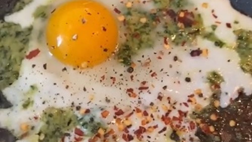 Receta de huevos con pesto