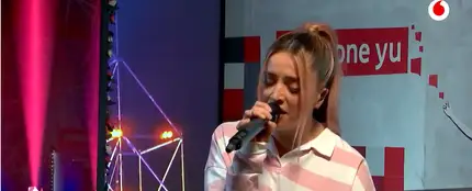 Lola Índigo canta 'Mala cara' en 'yu Music' Lola Índigo canta 'Mala cara' en 'yu Music'