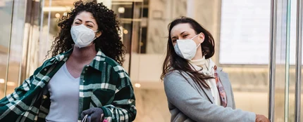 Dos chicas con mascarilla en la calle Dos chicas con mascarilla en la calle