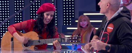 ¡Vaya dúo! Alberto Comesaña y Cristina del Valle hacen magia con sus voces y la guitarra en ‘Pasapalabra’  