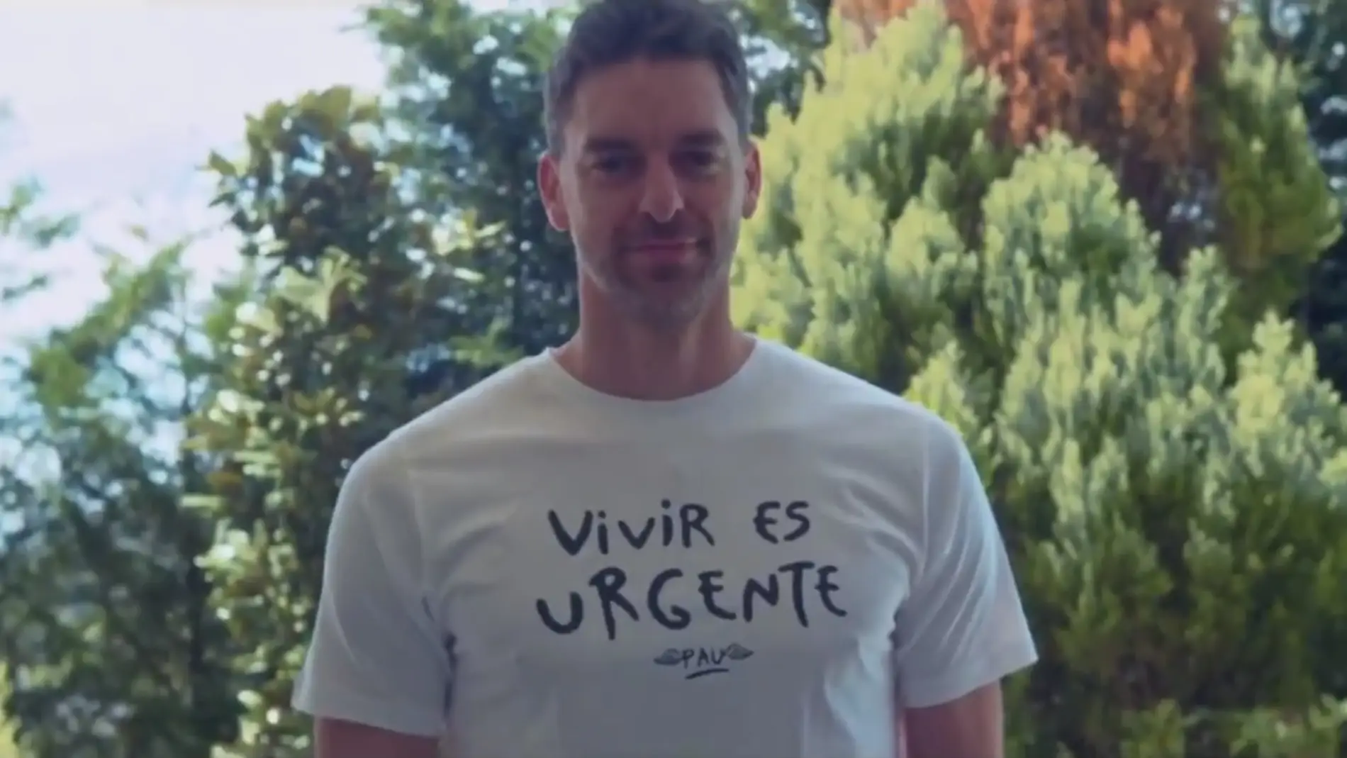 Pau Gasol, con la camiseta de Pau Donés 'Vivir es urgente'
