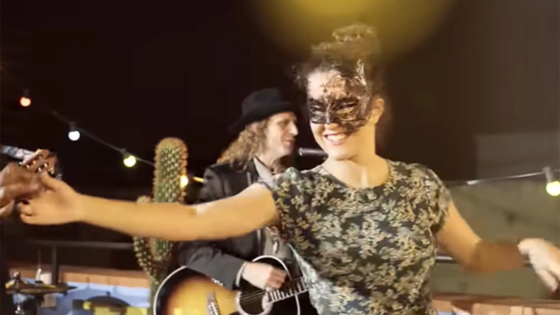 Sara Donés, la hija de Pau Donés protagonista del videoclip de 'Eso que tú me das'