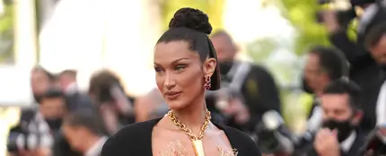 ¿Pechos tapados por pulmones? El escote de Bella Hadid que ha dejado a todos boquiabiertos ¿Pechos tapados por pulmones? El escote de Bella Hadid que ha dejado a todos boquiabiertos