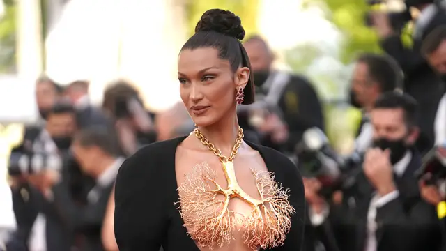 ¿Pechos tapados por pulmones? El escote de Bella Hadid que ha dejado a todos boquiabiertos