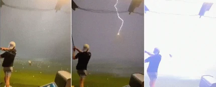 El momento exacto en el que un rayo alcanza una pelota de golf en el aire El momento exacto en el que un rayo alcanza una pelota de golf en el aire