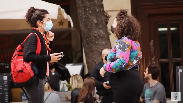 El vídeo viral que lleva a la calle los comentarios que los haters escupen en internet