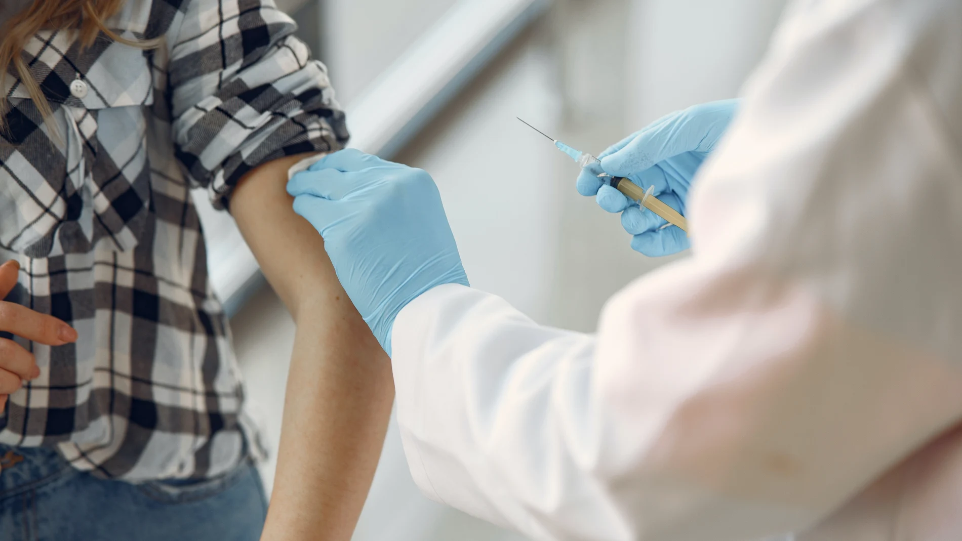 ¿Por qué te duele el brazo después de la vacuna del coronavirus?