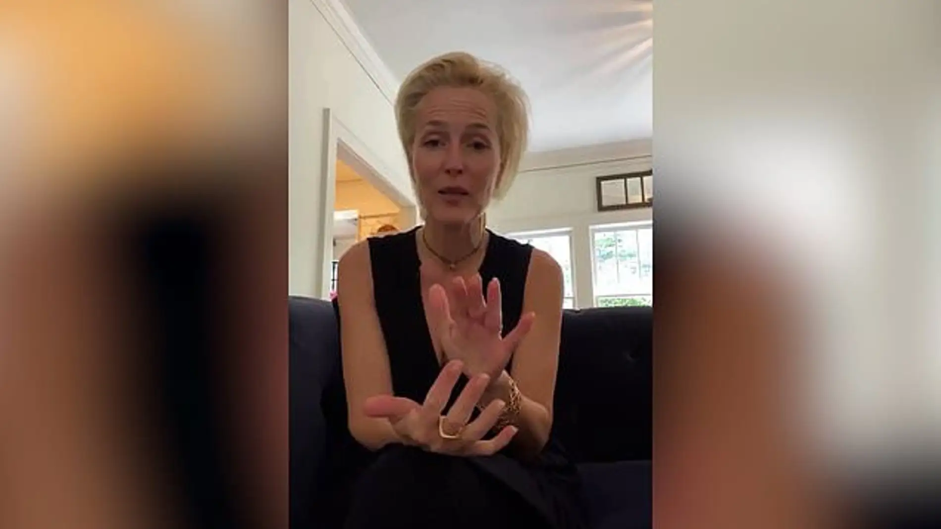 "No me importa si mis pechos llegan al ombligo": Gillian Anderson explica por qué ya no usa sujetador