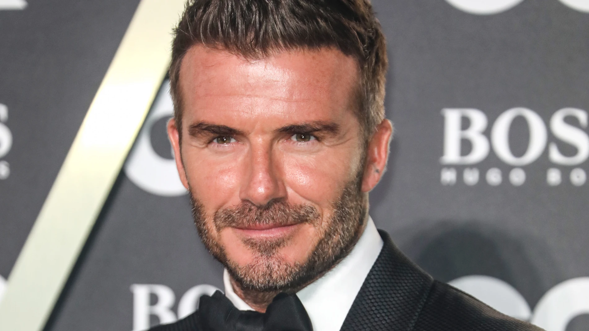 David Beckham recupera un look de los 90 para callar la boca a sus hijos: "Papá lo hizo primero"