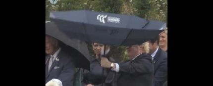 Boris Johnson se pelea con su paraguas y revoluciona las redes: &quot;No sé si he visto un sketch de Mr. Bean&quot;