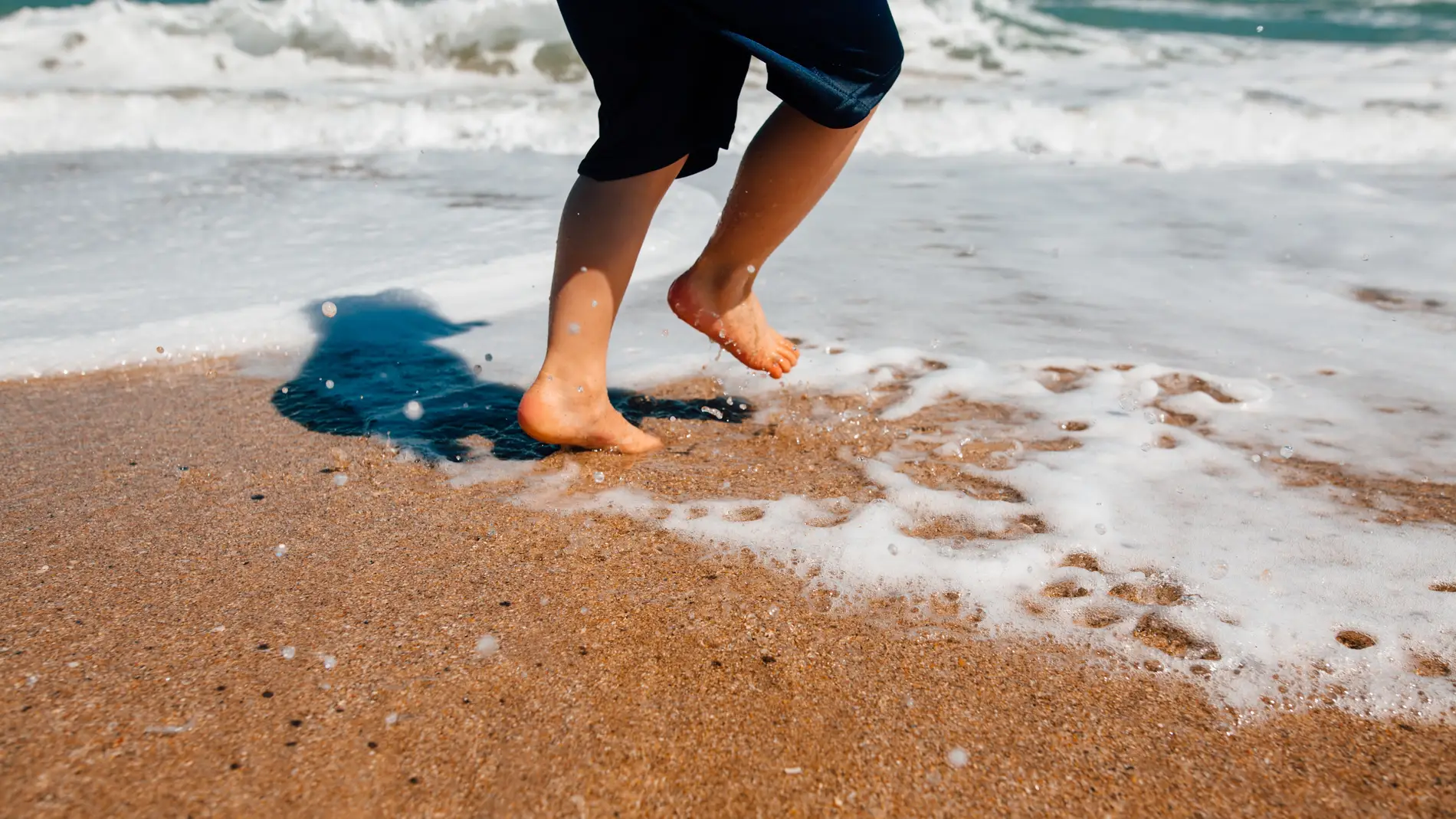 El consejo que debes seguir para quitarte la arena de los pies en la playa