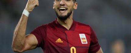 Rafa Mir celebra un gol con la Selección Española en los Juegos Olímpicos de Tokio 2020.