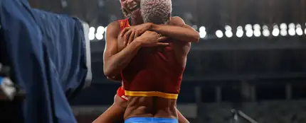 El íntimo abrazo de Yulimar Rojas y Ana Peleteiro: dos amigas de oro y bronce El íntimo abrazo de Yulimar Rojas y Ana Peleteiro: dos amigas de oro y bronce