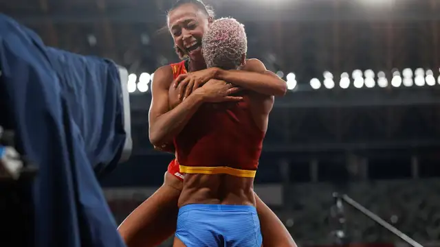El íntimo abrazo de Yulimar Rojas y Ana Peleteiro: dos amigas de oro y bronce