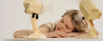 Una chica duerme con ventilador Una chica duerme con ventilador