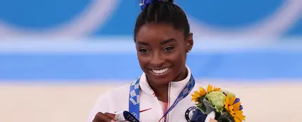 Simone Biles posando con su medalla de bronce Simone Biles posando con su medalla de bronce