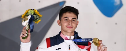 Alberto Ginés posando con la medalla de oro en Tokio 2020 Alberto Ginés posando con la medalla de oro en Tokio 2020