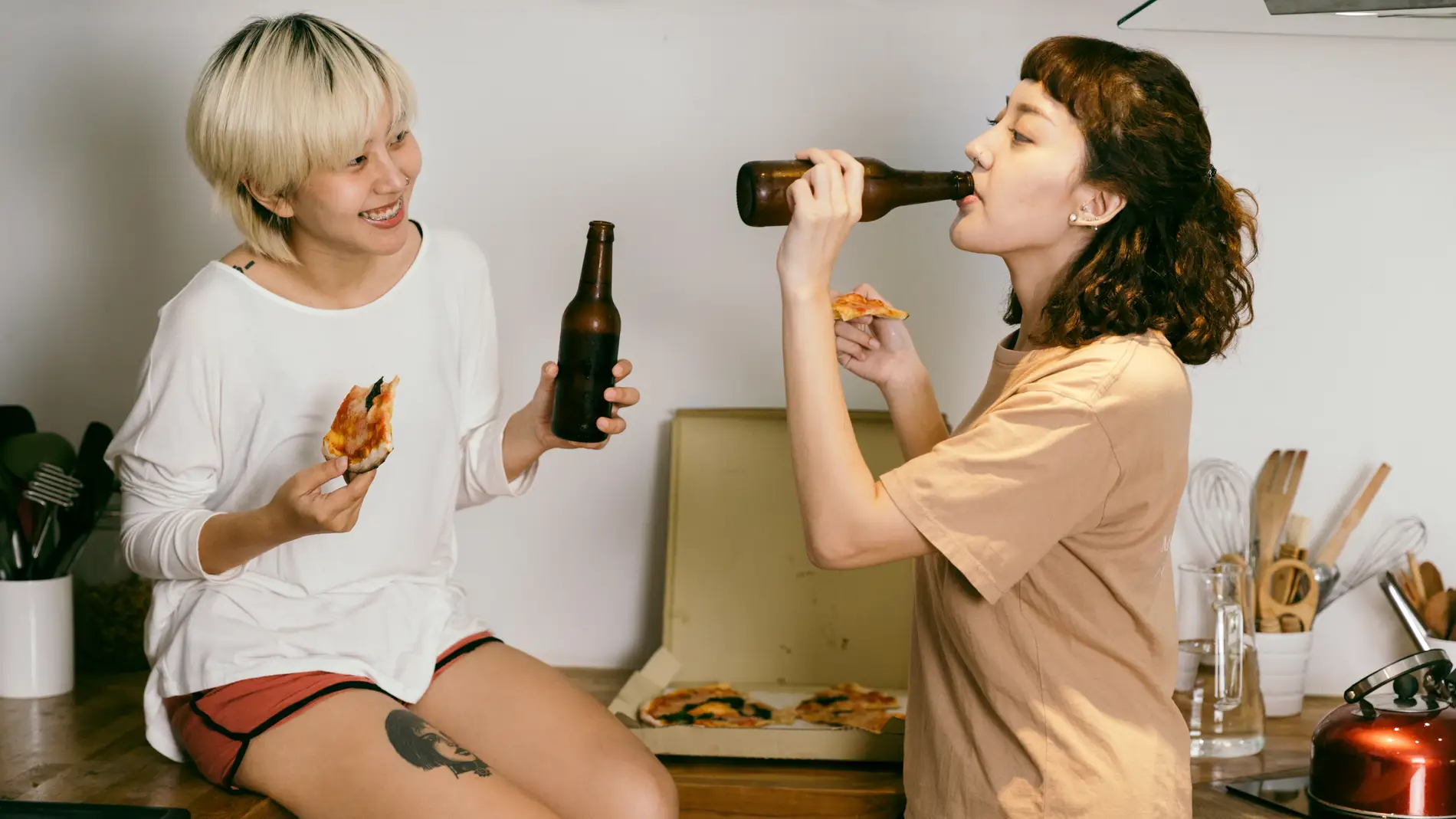Dos chicas bebiendo cerveza title=