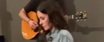 Courteney Cox, al piano mientras su hija Coco canta un tema de Adele Courteney Cox, al piano mientras su hija Coco canta un tema de Adele