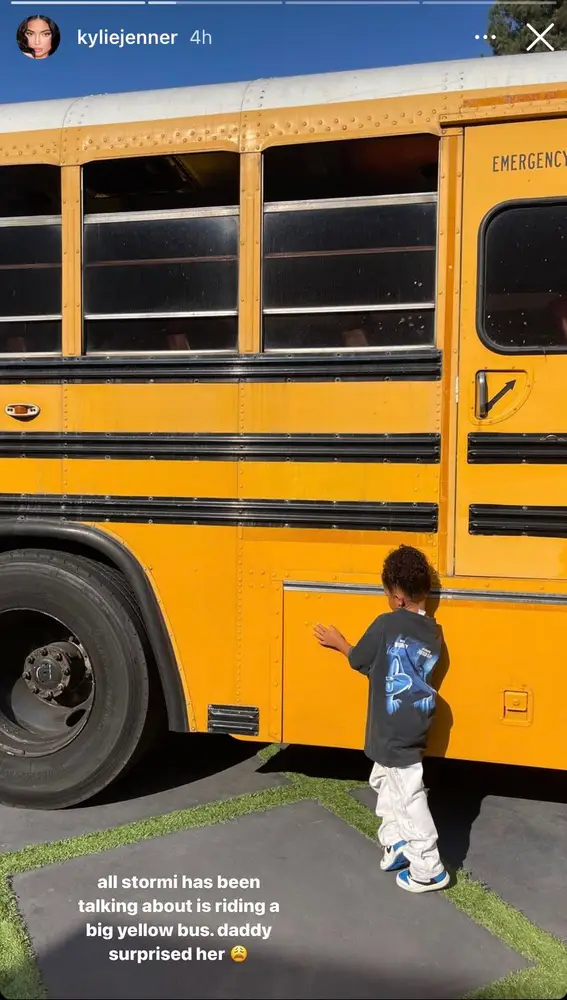 Stormi junto al autobús escolar que le ha regalado su padre, Travis Scott.