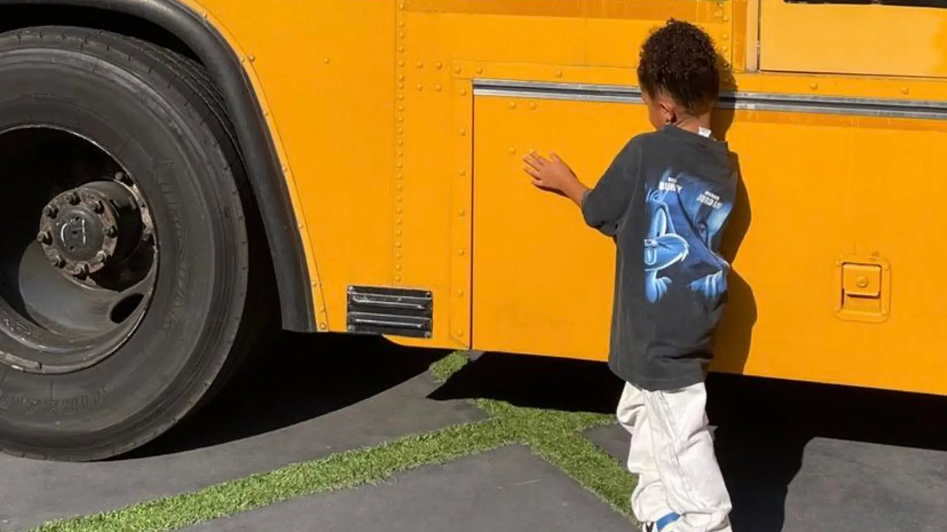 Stormi junto al autobús escolar que le ha regalado su padre, Travis Scott. Stormi junto al autobús escolar que le ha regalado su padre, Travis Scott.