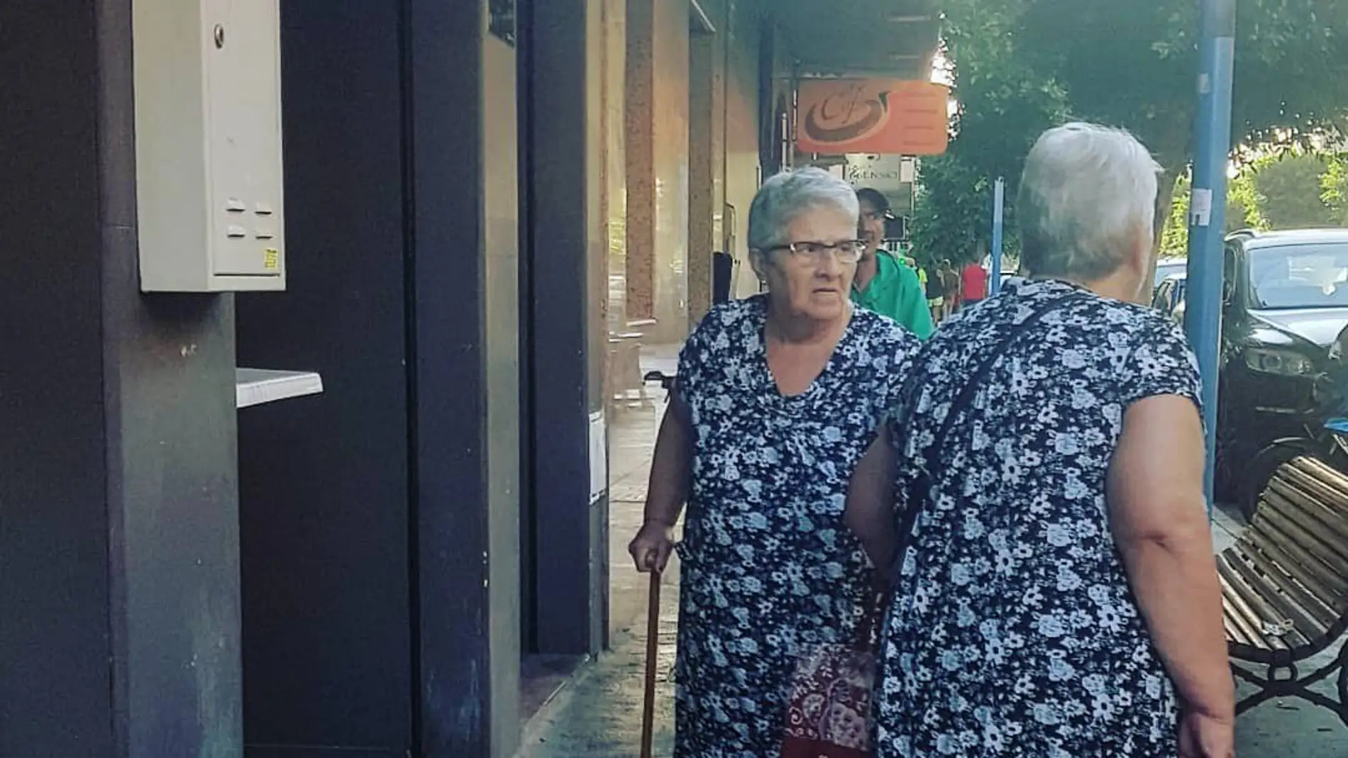 "Un fallo en Matrix": La foto de dos mujeres mayores que revoluciona a todo Twitter