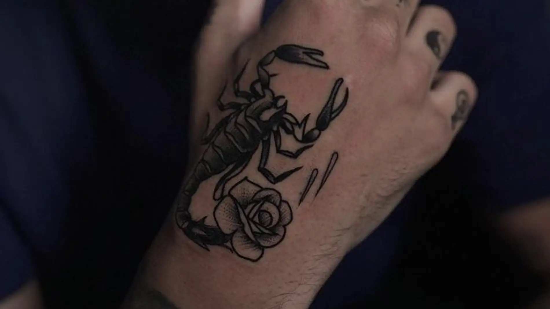 Tatuaje de escorpión de Rauw Alejandro. title=