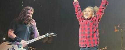 Foo Fighters invita a una niña de 11 años a su concierto y roba el show a ritmo de batería