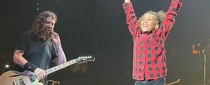 Foo Fighters invita a una niña de 11 años a su concierto y roba el show a ritmo de batería Foo Fighters invita a una niña de 11 años a su concierto y roba el show a ritmo de batería