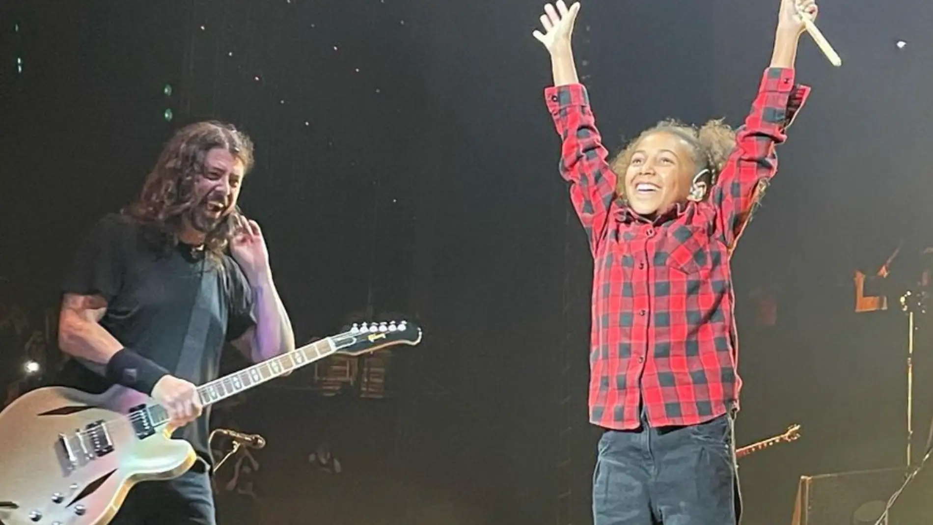 Foo Fighters invita a una niña de 11 años a su concierto y roba el show a ritmo de batería