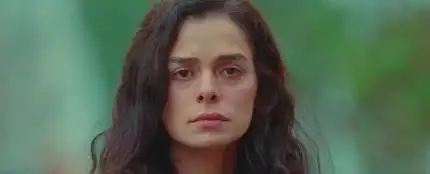 Özge Özpirinçci, protagonista de la serie 'Mujer', deja la actuación: este es el motivo Özge Özpirinçci, protagonista de la serie 'Mujer', deja la actuación: este es el motivo
