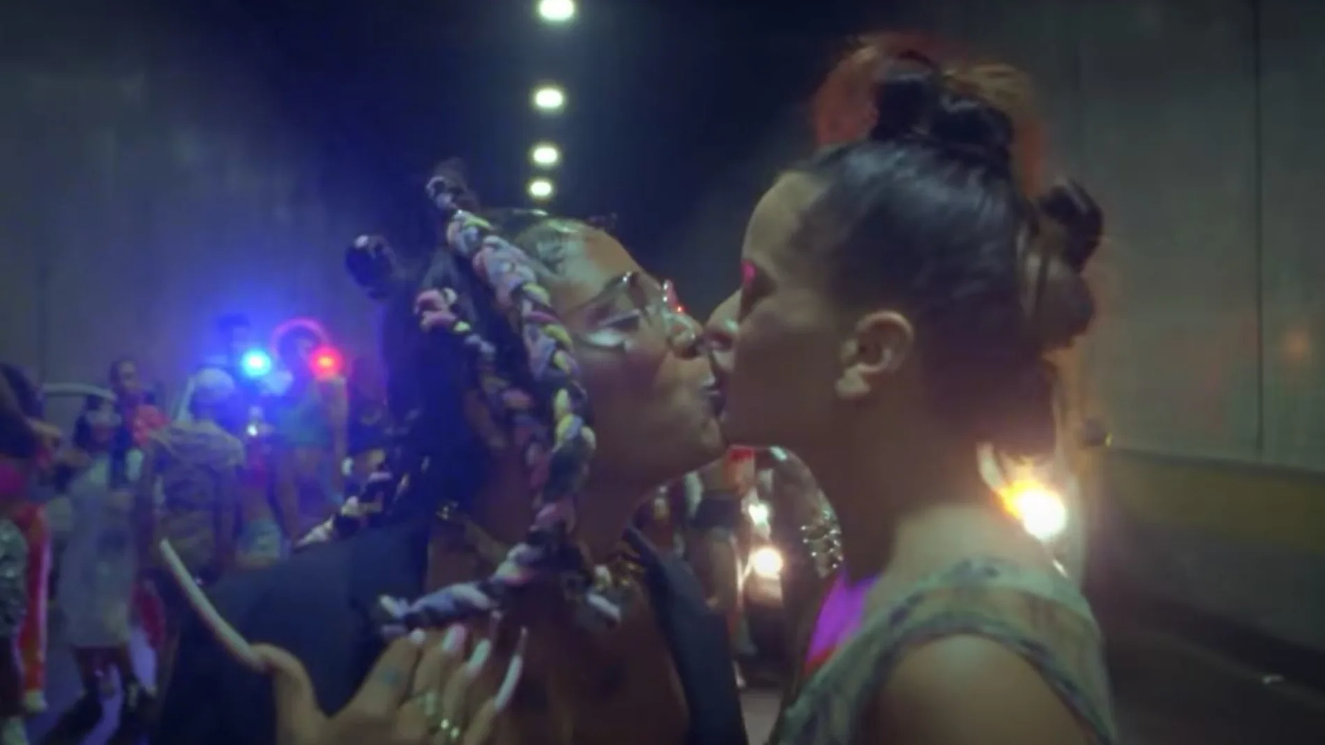 Tokischa y Rosalía en el vídeo de 'Linda'